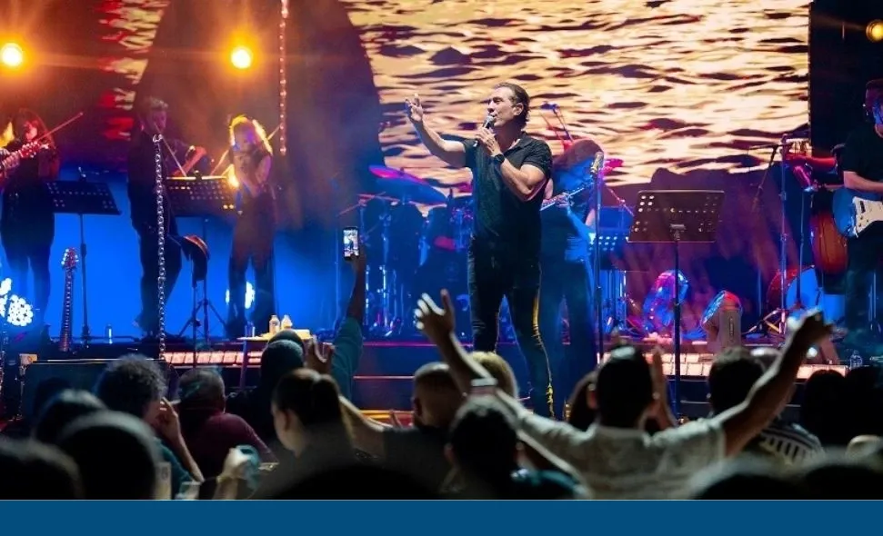Kıraç, Merit Royal Gardens’ta unutulmaz bir müzik gecesine imza attı